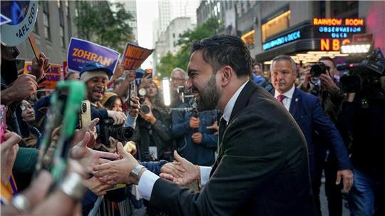 Linker Favorit für New Yorks Rathaus: Das ist Zohran Mamdani Mamdani mobilisiert vor allem von junge Menschen, Wähler mit Migrationsgeschichte und Gewerkschaften. (Archivbild)