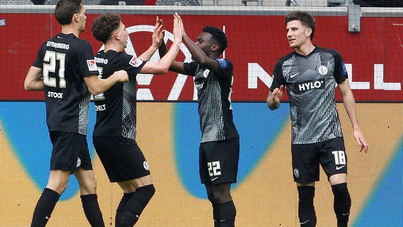 Dämpfer für Düsseldorf: Remis gegen Elversberg Mampasi-Joseph Boyamba (2.v.r) sorgte für den Ausgleichstreffer zum 1:1 für Elversberg.
