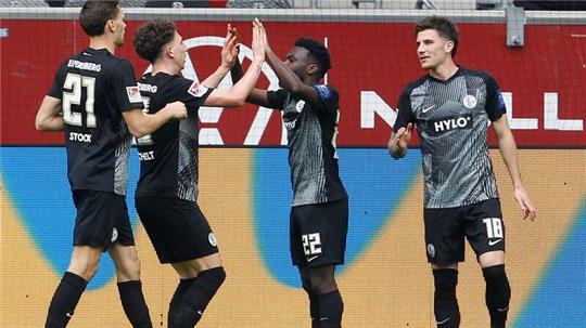 Mampasi-Joseph Boyamba (2.v.r) sorgte für den Ausgleichstreffer zum 1:1 für Elversberg.
