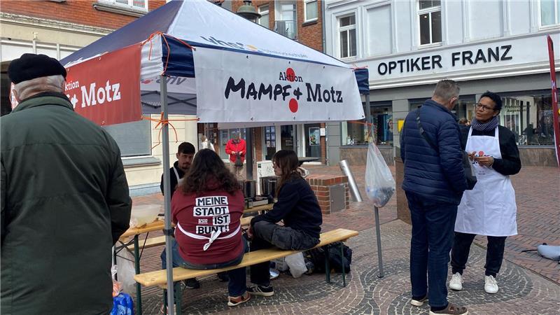 Mampf & Motz in Buxtehude: Für Mo Asumang ist Zuhören der neue Widerstand.