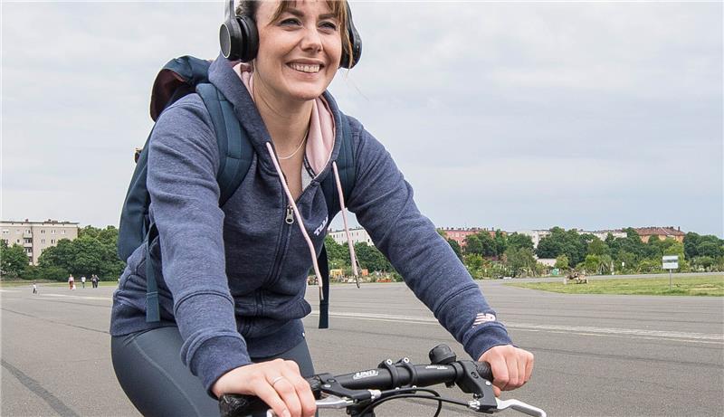 Man darf auf dem Fahrrad Kopfhörer zum Telefonieren, Navigieren und Musikhören nutzen - allerdings nur so laut, dass man Umgebungsgeräusche noch wahrnehmen kann. Foto: Robert Günther/dpa-tmn