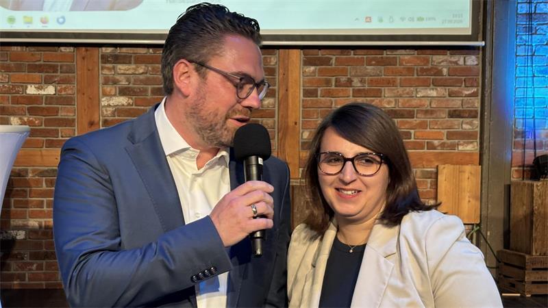 Jubel und Enttäuschung in Stade: Reaktionen auf die Bürgermeisterwahl "Man hat leider gemerkt, dass Berlin doch eine Rolle spielt", sagt Elif Aydin, stellvertretende Vorsitzende der CDU Stade. Sie und Arne Kramer waren während des Wahlkampfs unzertrennlich.