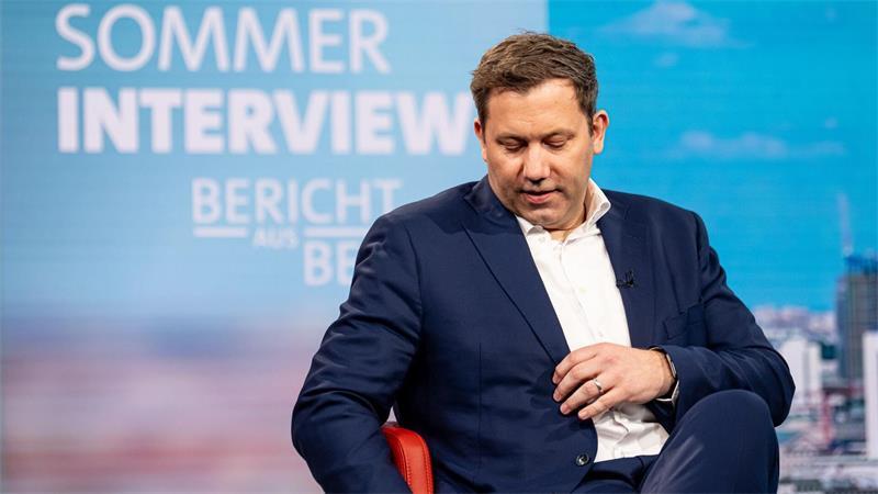 „Man kann sich gegenüber Putin nicht mit der schwarzen Null verteidigen“, sagt der Finanzminister. 