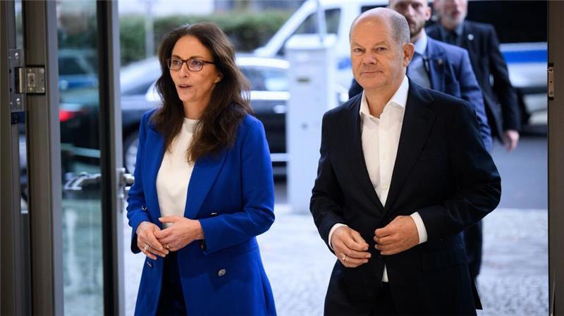 Scholz warnt vor Merz‘ Stahl-Kurs Man kennt sich: der SPD-Kanzler und DGB-Chefin Yasmin Fahimi, früher auch schon SPD-Generalsekretärin.