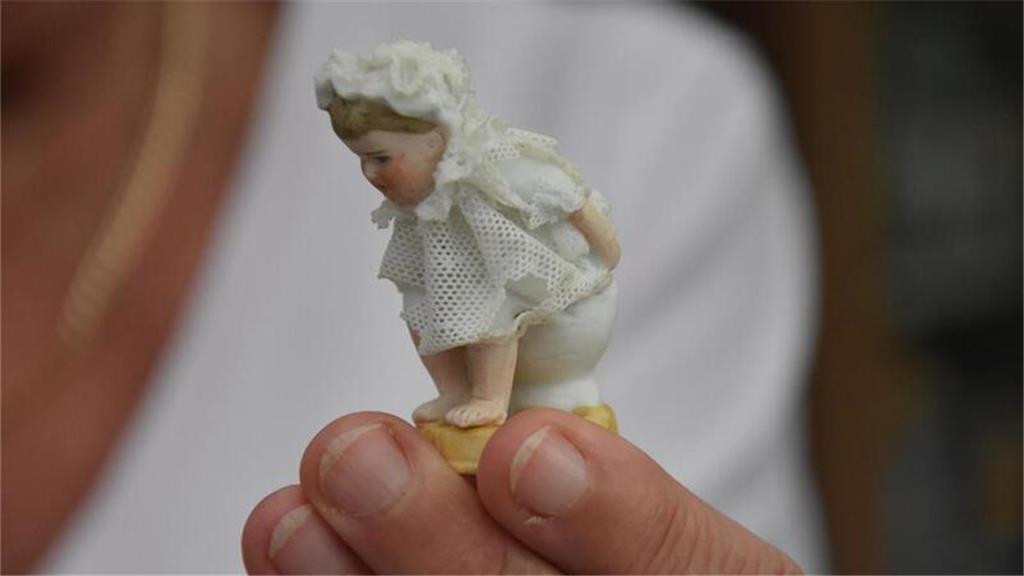 Man muss schon genau hinschauen, um so eine kleine Dame auf dem Klo auf einem Fl...