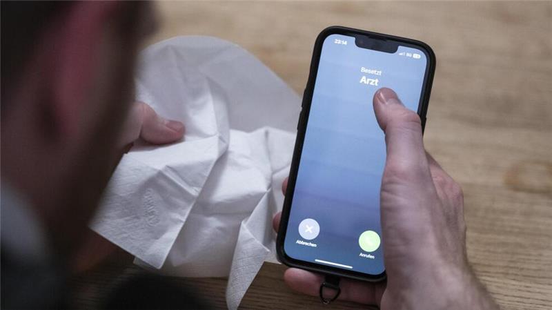 Nutzen Arbeitnehmer die telefonische Krankschreibung aus? Man muss sich nicht ins Wartezimmer schleppen: Auch telefonisch kann man sich krankschreiben lassen.
