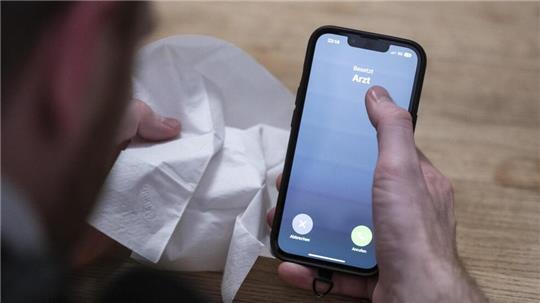 Man muss sich nicht ins Wartezimmer schleppen: Auch telefonisch kann man sich krankschreiben lassen.