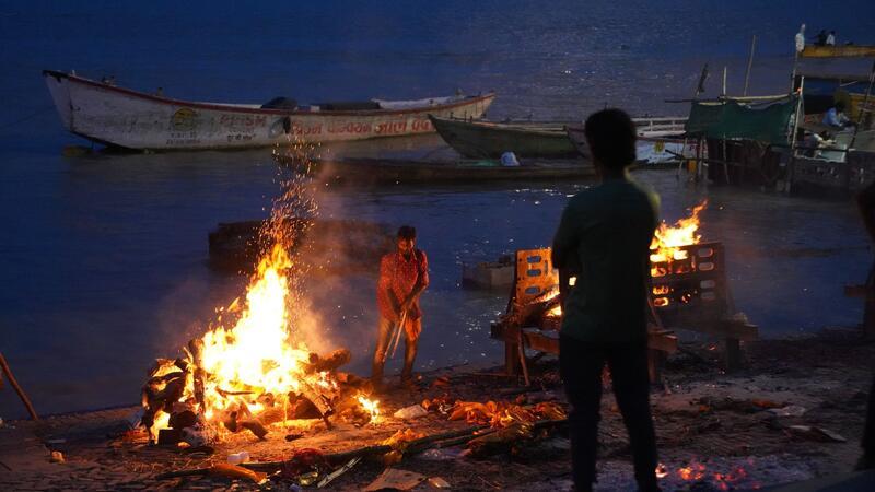 Man sagt in Varanasi, dass die Feuer am Ganges nie ausgehen.