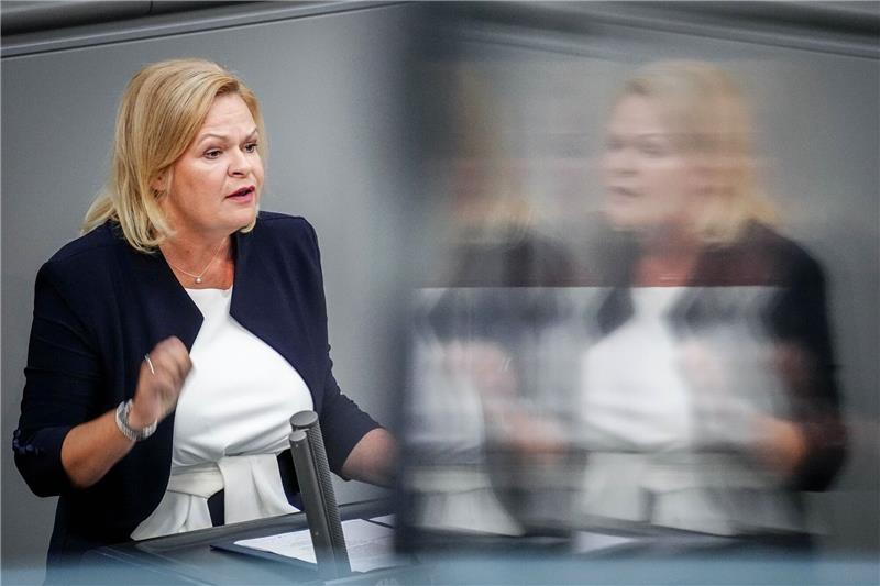 «Man sollte aber nicht suggerieren, dass keine Asylbewerber mehr kommen, sobald es stationäre Grenzkontrollen gibt», stellt Bundesinnenministerin Nancy Faeser (SPD) klar.