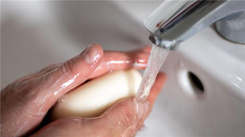 Man sollte so lange Hände waschen, wie es dauert, zweimal das Lied „Happy Birthday“ zu singen. (Symbolbild)