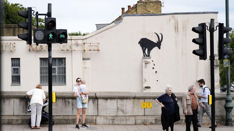 Katze bei Dehnübung: Banksy setzt Bilderreihe in London fort Manch ein Banksy-Fan sah in dem Steinbock ein Symbol für die rechtsextremistischen Ausschreitungen im Land.