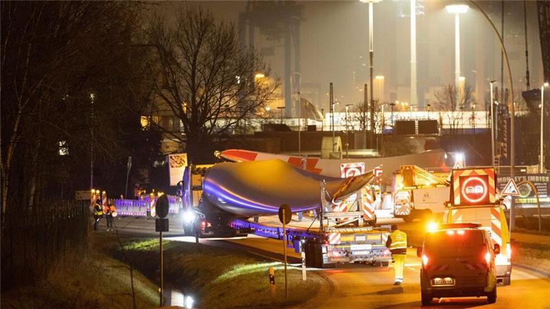 Zu lang für Autobahnabfahrten? Probleme für Schwertransporte Manche Autobahnausfahrten werden für lange Rotorblätter für Windkraftanlagen zu einem Nadelöhr. (Archivbild)