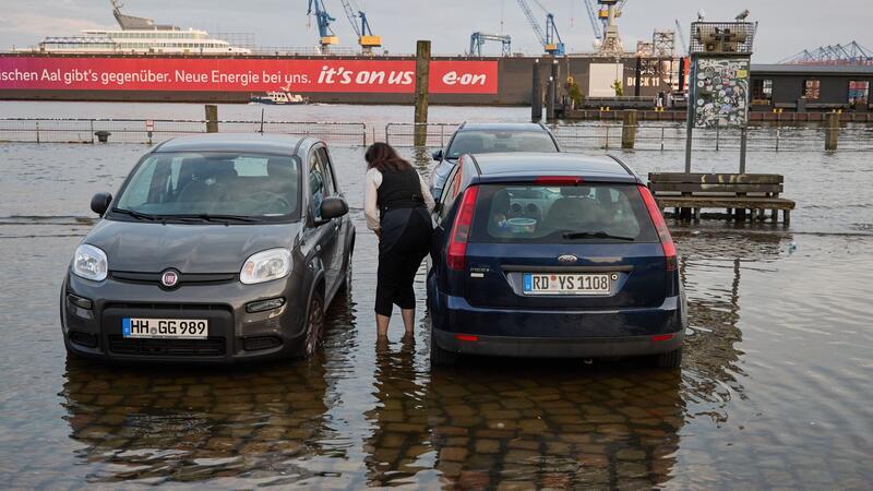 Hamburger Fischmarkt bei Sturmflut teils überspült Manche Autofahrer mussten ihre Schuhe ausziehen, um zu ihren Autos zu kommen.