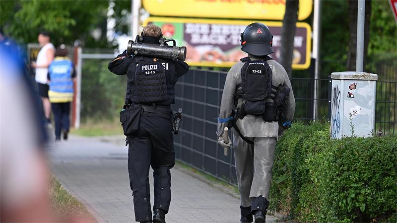 Ermittlungen nach tödlicher Messerattacke in Bankfiliale Manche Einsatzkräfte waren mit spezieller Schutzkleidung ausgerüstet.