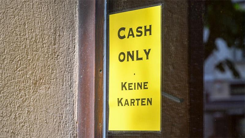 Manche Geschäfte und Restaurant akzeptieren nur Bargeld. (Archivbild)