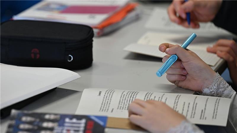 Manche Kinder vermeiden den Gang in die Schule. Die Gründe sind vielschichtig und reichen von Angst, Gewalt oder Misserfolg beim Lernen bis hin zur Übernahme von Pflegeaufgaben im elterlichen Haushalt. (Symbolbild)