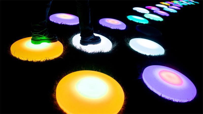 Manche Lichtinstallationen im Park sind sogar begehbar. 
