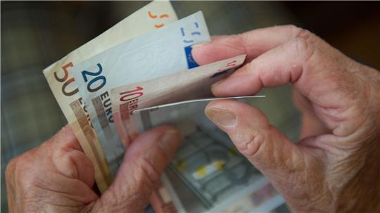 Manche Rentner kommen kaum über die Runden, andere haben hohe Einkommen. (Symbolbild)