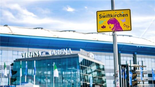 Manche Schilder wurden schon geklaut - ob von „Swifties“, ist unklar.