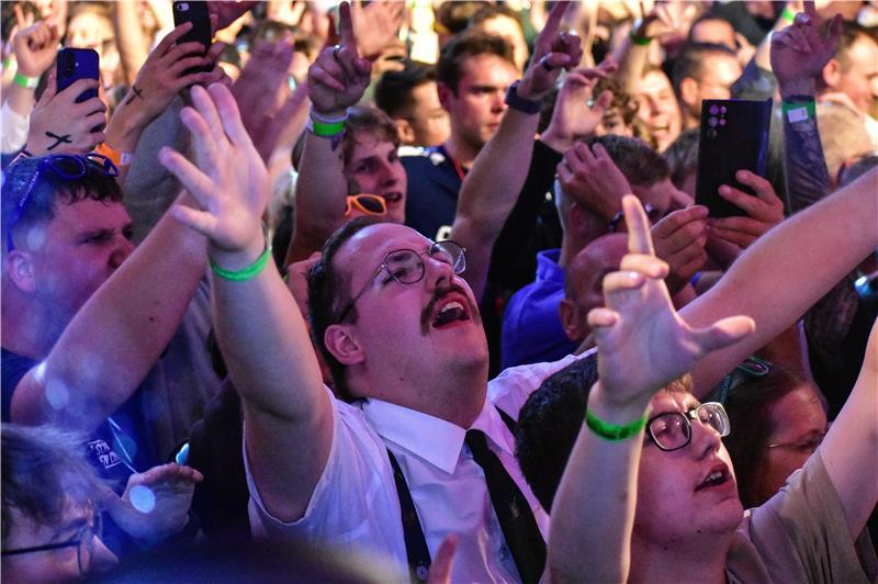 Ikke Hüftgolds „Abriss“ in Steinkirchen: Ein Auftritt mit Botschaften Manche Schützen im Publikum fühlen Hüftgolds Partyschlager.