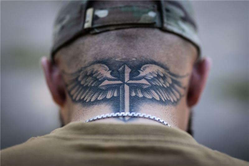 Soldaten der Ukraine: „Dann sehen wir dem Feind ins Auge” Manche Soldaten sind strenggläubig. Roman hat sich deshalb dieses Tattoo zu Beginn des Krieges als Schutz stechen lassen.