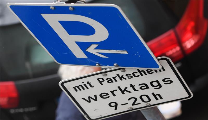 Das sind die größten Verkehrsirrtümer Manche fragen sich, ob sie diesen Parkplatz auch am Samstag mit Parkschein nutzen dürfen. Foto: Arne Dedert/dpa/dpa-tm