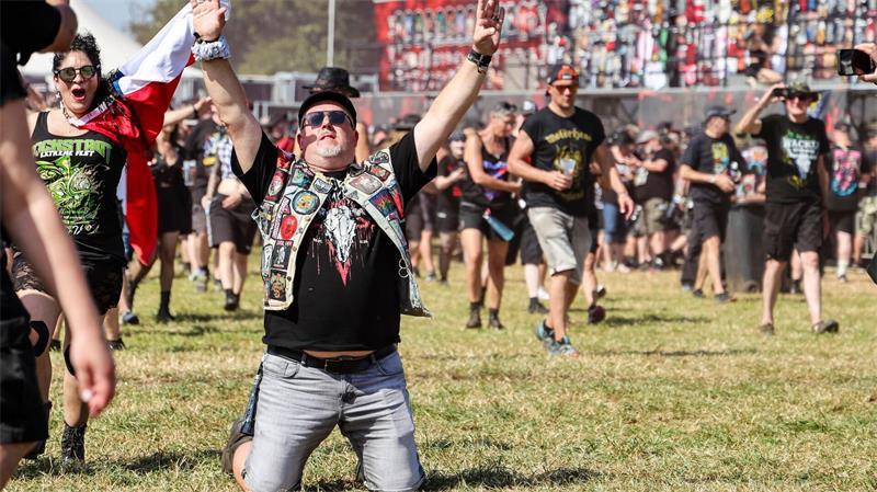 Großer Teil der Metalfans bereits in Wacken Manche gehen nach der Eröffnung des Infields auf die Knie.