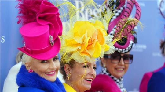 Manche glauben, beim Pferderennen im britischen Cheltenham ginge es um Pferdewetten und Jockeys. In Wirklichkeit geht es aber um Hüte!!