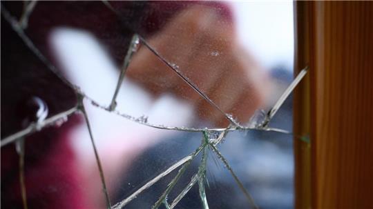 Manche psychische Erkrankungen können dazu führen, dass Menschen sich selbst oder andere gefährden. Die Abwägung zwischen Schutz und Freiheit ist ein Drahtseilakt.