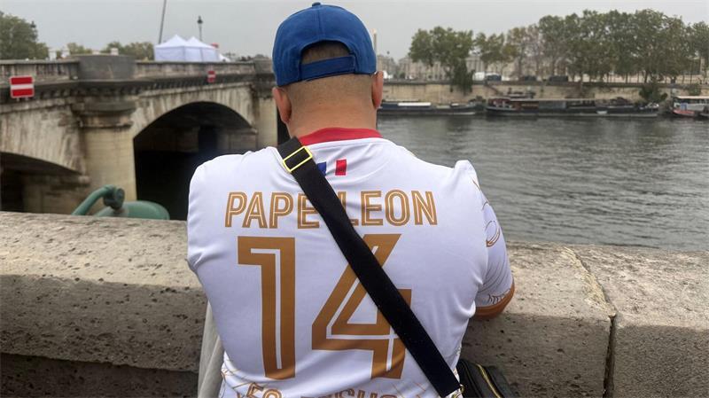 700.000 Menschen bei Papstmesse in Paris Manche trugen Fußballtrikots mit dem Namen des Papstes und der Nummer 14.