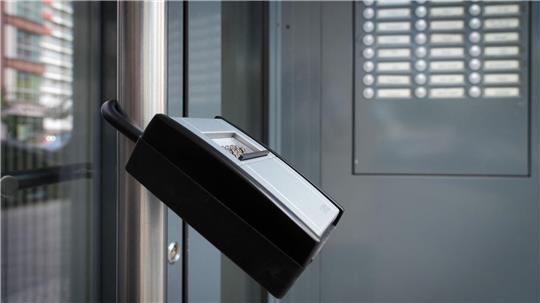 Manchen Wohnungsbesitzern scheint die Vermietung an Feriengäste lukrativer als an reguläre Dauermieter. Organisiert wird dies zum Beispiel per Schlüsselbox. (Symbolbild)