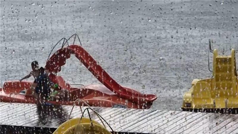 Mancherorts fällt der Sommerferienspaß in den nächsten Tagen ins Wasser. (Archivbild)