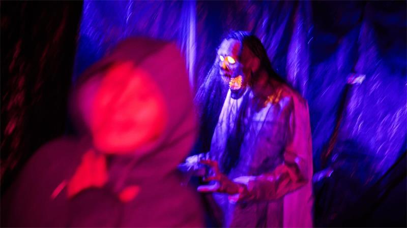 Gruseltipps für Halloween: Wo spukt es in Niedersachsen? Mancherorts mischen sich auch Live-Erschrecker unter die Attrappen.
