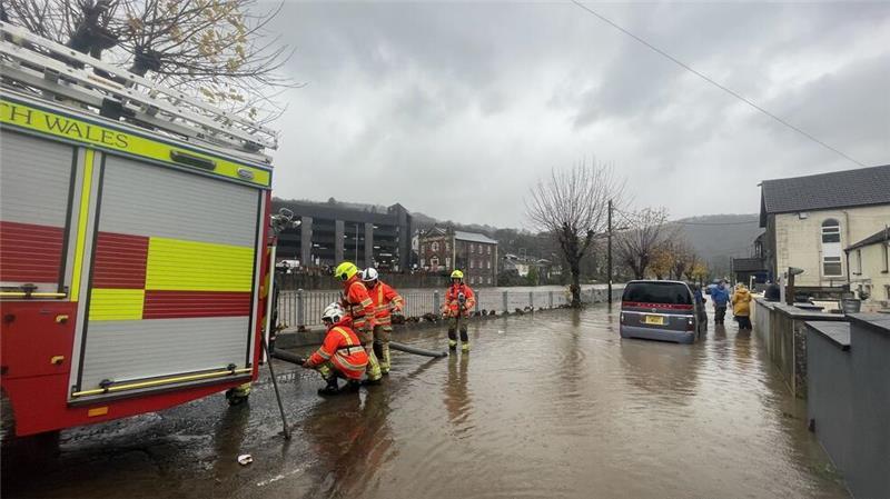 Mancherorts standen ganze Straßenzüge unter Wasser, Hunderte Häuser wurden beschädigt.