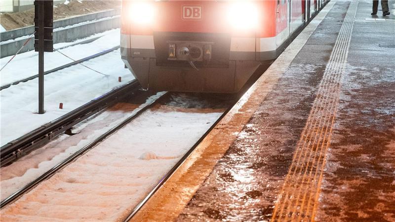 Mancherorts waren die Gleise, Gehwege und Radwege noch glatt und matschig.