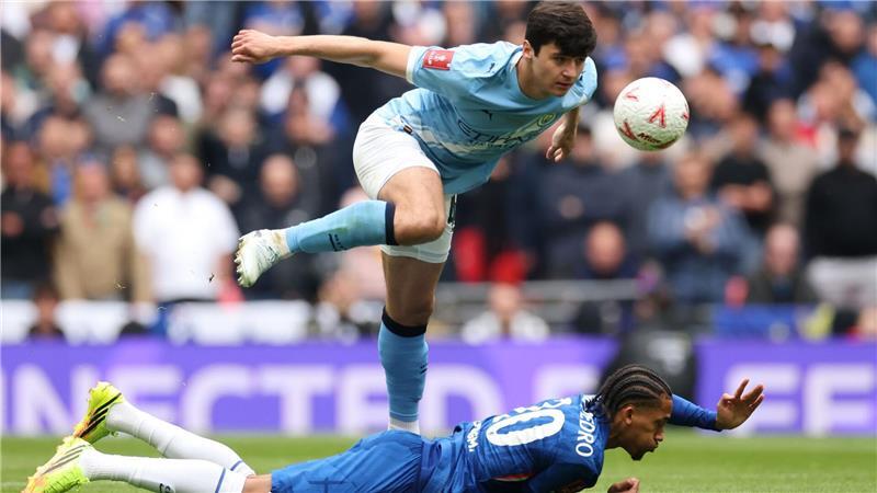 Pokal verloren, Trainer gewonnen - Chelseas Coup mit Alonso Manchester Citys Abdukodir Khusanov (oben) und Chelseas Joao Pedro kämpfen um den Ball.