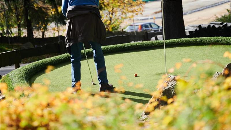 Manchmal ist es wie verflixt und der Ball kommt wieder aus dem Loch heraus. (Symbolbild)