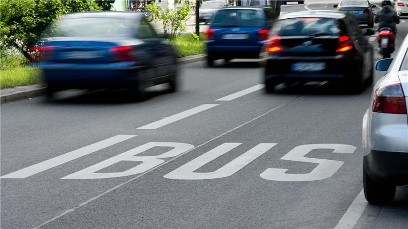 Unfall nach Halt in zweiter Reihe: Wer hat Schuld? Manchmal kann es erlaubt sein, eine Busspur zu kreuzen. Allerdings kann es dabei auch zu brenzligen Situationen, Unfällen kommen - und zu Gerichtsprozessen.