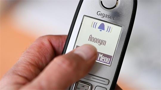 Manchmal klingelt das Telefon und jemand von einer Werbehotline ist dran - das geht vielen Menschen auf die Nerven. (Symbolbild)