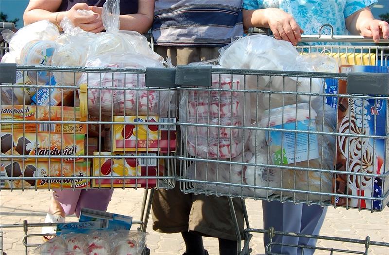 Manchmal waren die Warteschlangen beim Fabrikverkauf mehr als 100 Meter lang. Wie hier wurde tüchtig Eis geholt. Fotos Fehlbus/Michaelis