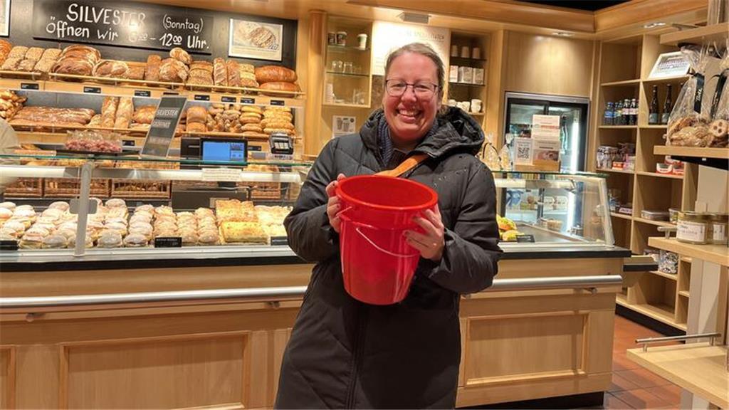 Mandy Fetings, Mitglied im Ortsrat in Hedendorf, verkauft die Buxtehude Glückssc...