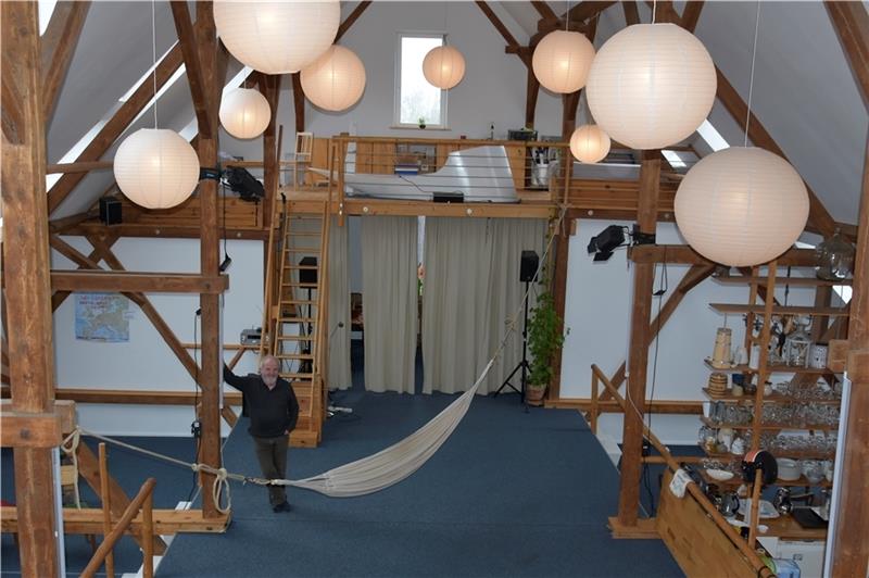 Manfred Brandt in seinem Wohnzimmer: offen und lichtdurchflutet. Ballonlampen sorgen für zusätzliches Licht. Vieles auf den 300 Quadratmetern entsprang der Fantasie des Moorburgers. Foto: Felsch