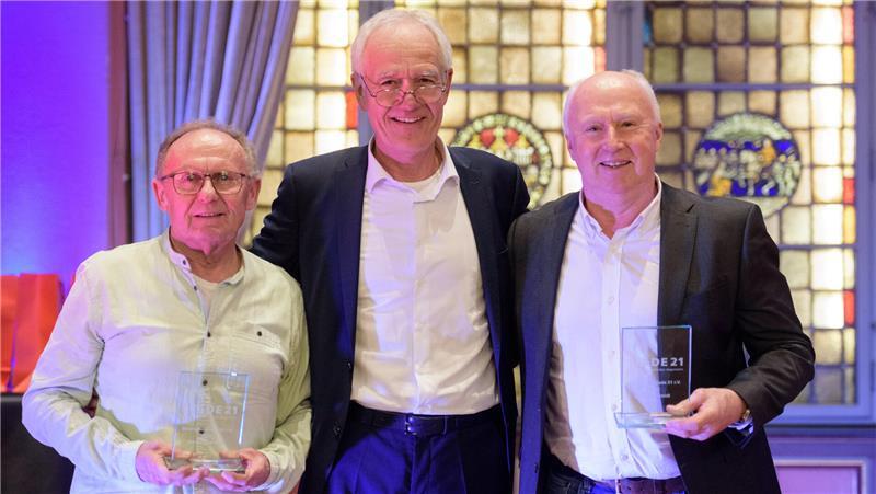 Manfred Drechsel (links) und Klaus Schmidt (rechts) mit Laudator Thomas Schulze.