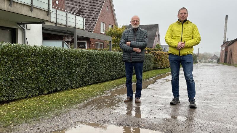 Schock in Harsefeld: Anwohner sollen Zehntausende Euro zahlen Manfred Gärtner (links) und Michael Weismöller zeigen den schlechten Zustand des Gorch-Fock-Wegs, für dessen Ausbau sie jetzt 90 Prozent der Kosten zahlen sollen.