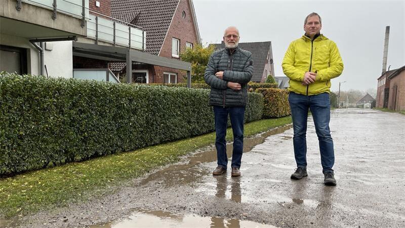 Teures Ende nach Lückenschluss in Harsefeld erregt Gemüter der Anwohner Manfred Gärtner (links) und Michael Weismöller zeigen den schlechten Zustand des Gorch-Fock-Wegs, für dessen Ausbau sie jetzt 90 Prozent der Kosten zahlen sollen.