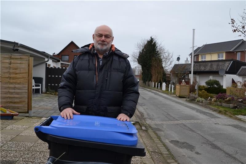 Manfred Hirsch kämpft seit zwei Jahren dafür, dass der Müll im Hüttenweg abgeholt wird. Seit Januar 2021 müssen die Anwohner die Tonnen zur B495 ziehen. Foto: Helfferich