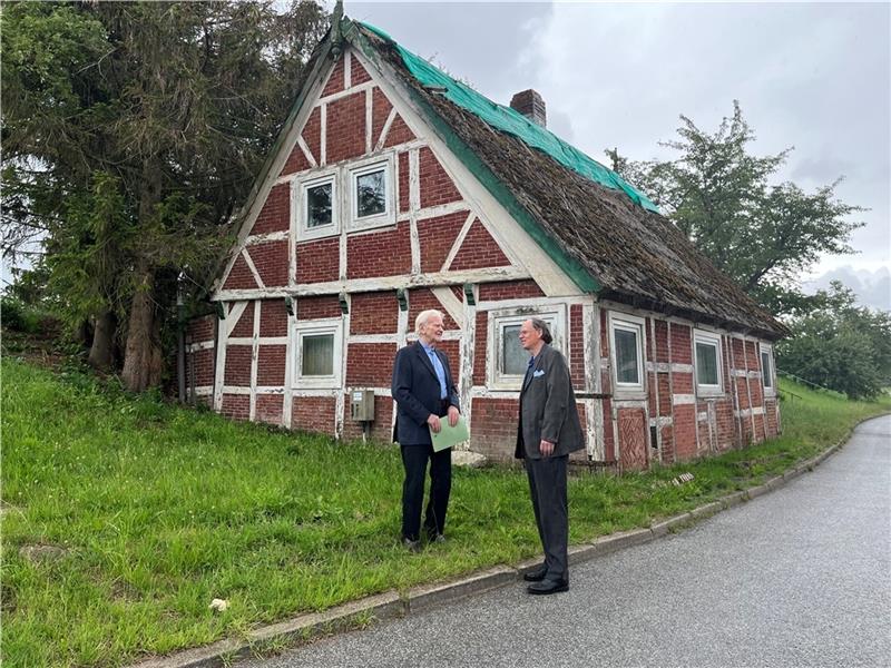 Manfred Hoffmann und Dr. Boy Friedrich (rechts) von der Bürgervertretung sorgen sich um die denkmalgeschützte Deichkate. Foto: Vasel