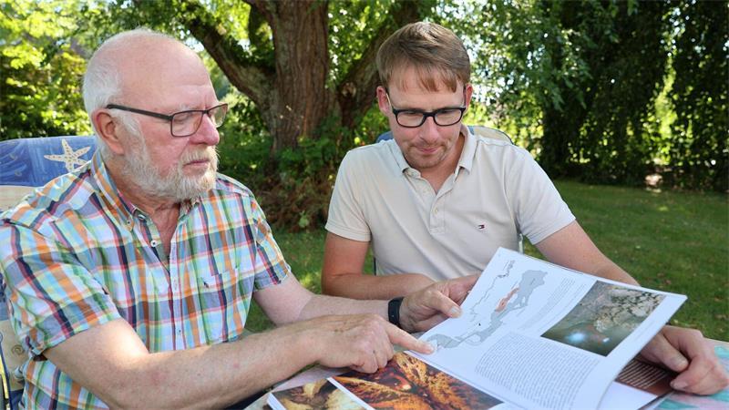 DNA-Test: Diese Familie lebt seit 122 Generation im Harz Manfred Huchthausen (l.) ist die 120. Generation seines Stammbaums, sein Sohn Volker die 121. Generation.