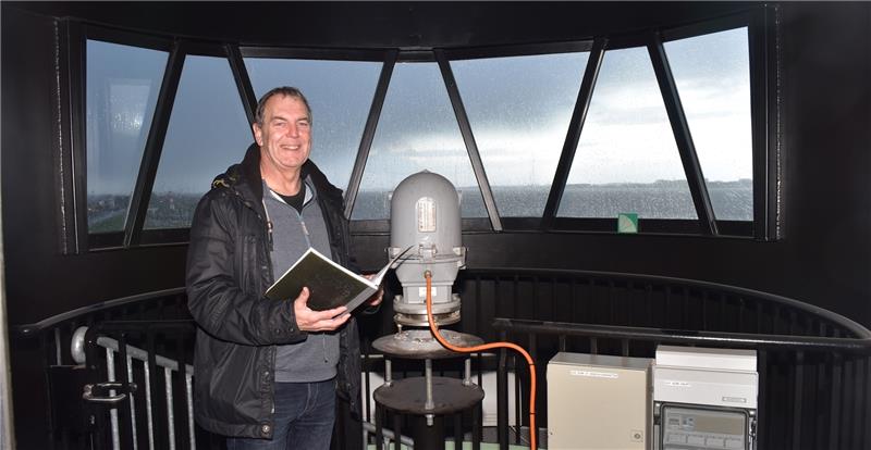 Manfred Junge vom Wasserstraßen- und Schifffahrtsamt im Lampenhaus auf dem Unterfeuer Somfletherwisch in Jork-Lühe. Foto Vasel