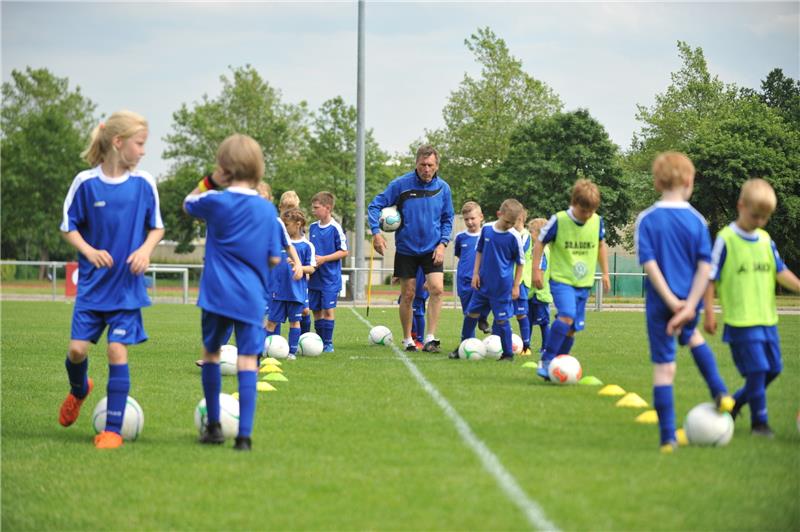 Manfred Kaltz gibt für seine Fußballschule nicht nur seinen Namen. Er konzipiert und leitet das Training auch selbst. Fotos: Berlin